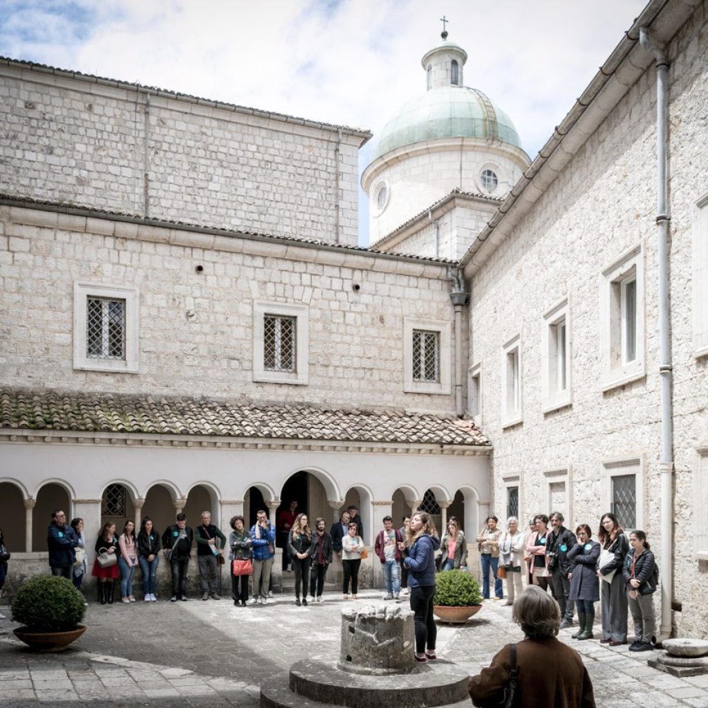 visitatori sostano nel cortile del Museo dell’Abbazia di Montecassino 